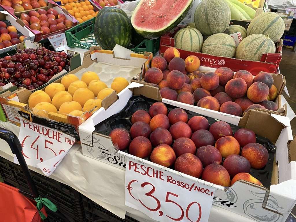 peaches at market in Rome